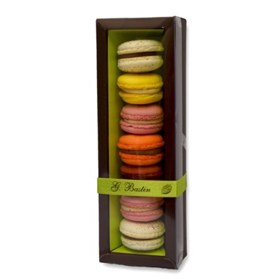 Box with 7 macaroons
